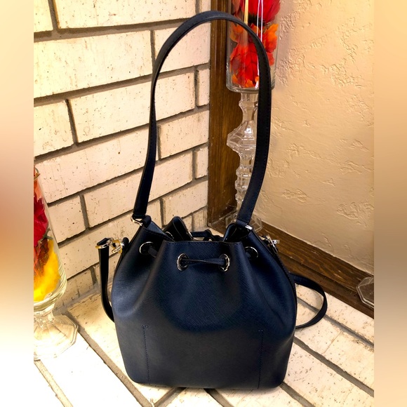 💥Moving to @the_bag_guy💥Michael Kors - Greenwich Medium Bucket Bag - Picture 3 of 16